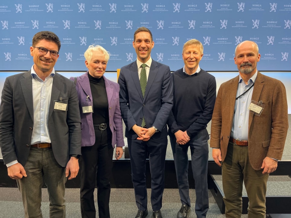Klimaminister Andreas Bjelland Eriksen (i midten) møtte representanter fra en rekke organisasjoner da meldingen ble presentert. F.v Jon Erling Fonneløp (Fornybar Norge), Heidi Finstad (Treindustrien), Per Skorge (Norges Skogeierforbund) og Terje Sletnes (NHO Mat og Drikke)